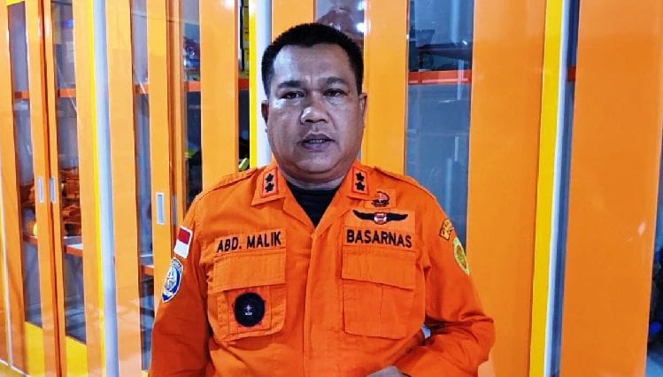 Kepala Kantor SAR Kelas A Padang, Abdul Malik saat menyampaikan keterangan terkait upaya evakuasi pendaki di Gunung Marapi pasca erupsi, Senin (4/12/2023). (Foto : Kantor SAR Kelas A Padang)